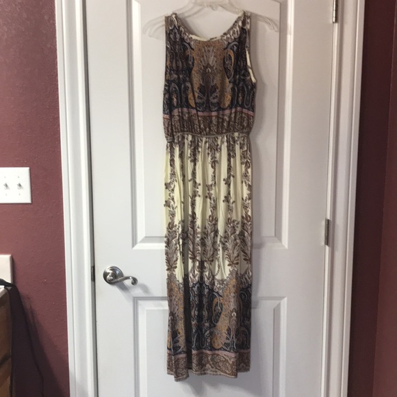 Beautiful summer dress.Tag says large, but fits more like medium.Never worn. - Picture 4 of 7